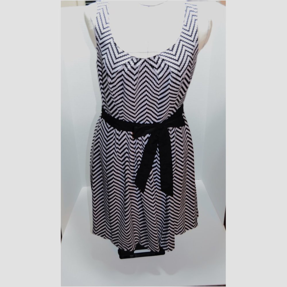 White House Black Market Dress with Pockets Black White Chevron Fit Flare Size 6